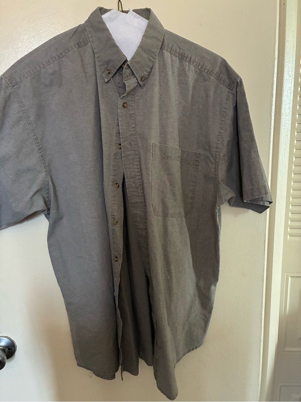 Men's Short-Sleeve Button-Down Shirt in Gray